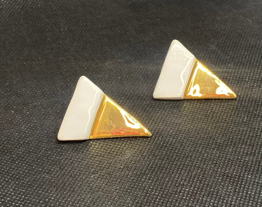 Orecchini triangolo color oro con profilo bianco