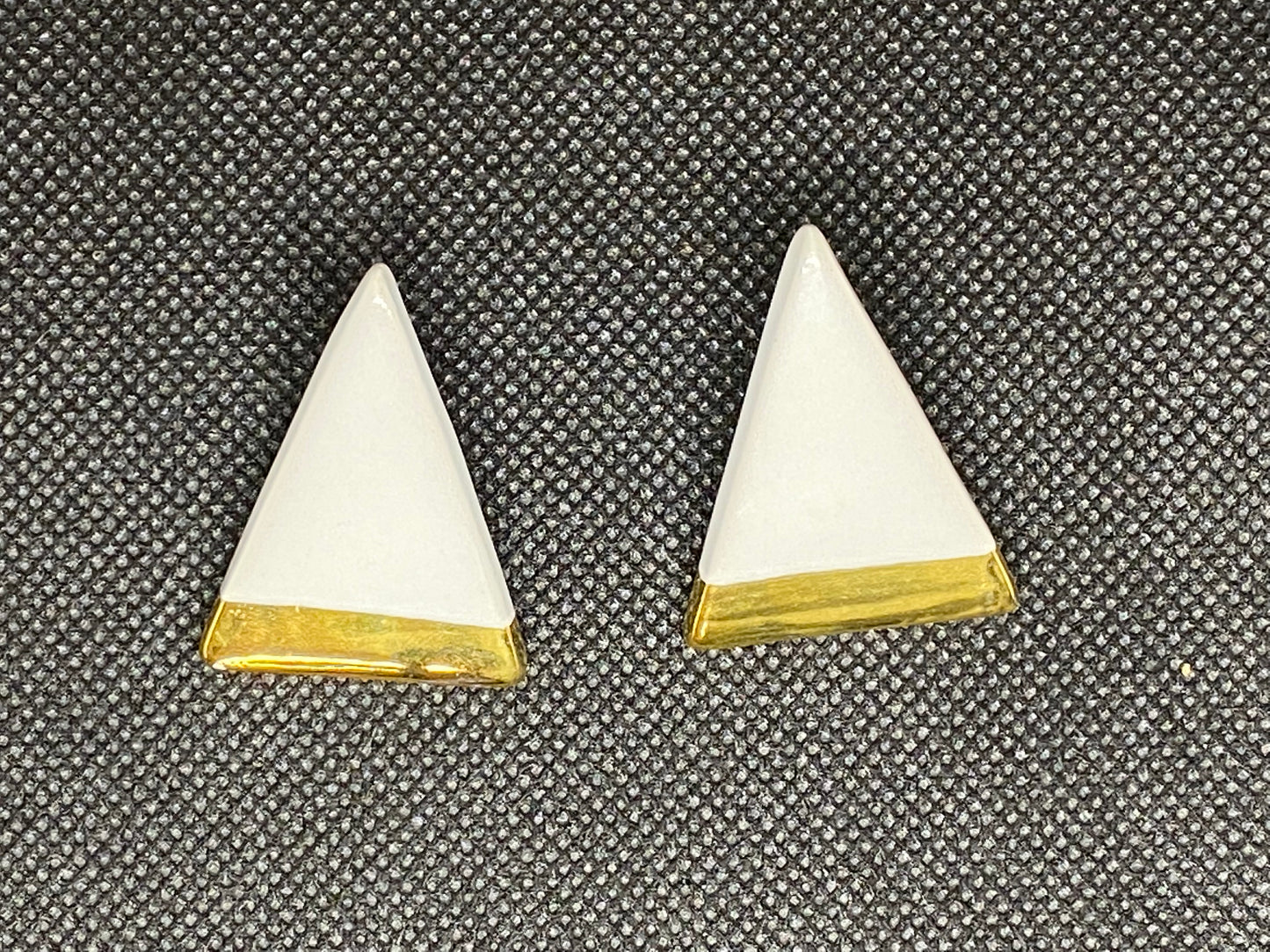 Orecchini triangolo in ceramica smaltata bianca con finiture oro